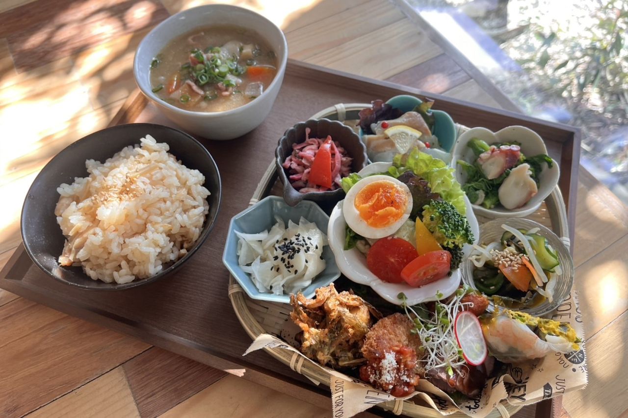 たっぷり豚汁と野菜プレート